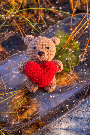 Malutki dziergany Miś z sercem - wykonany ręcznie