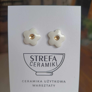 Kolczyki ceramiczne Białe kwiatuszki na sztyftach, Strefa Ceramiki